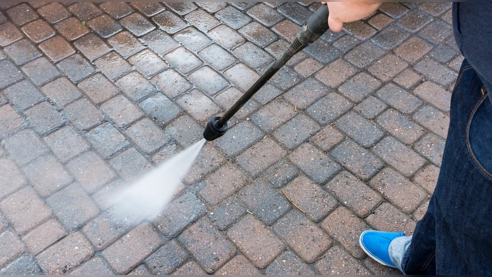 Can I Use a Pocket Hose With a Pressure Washer