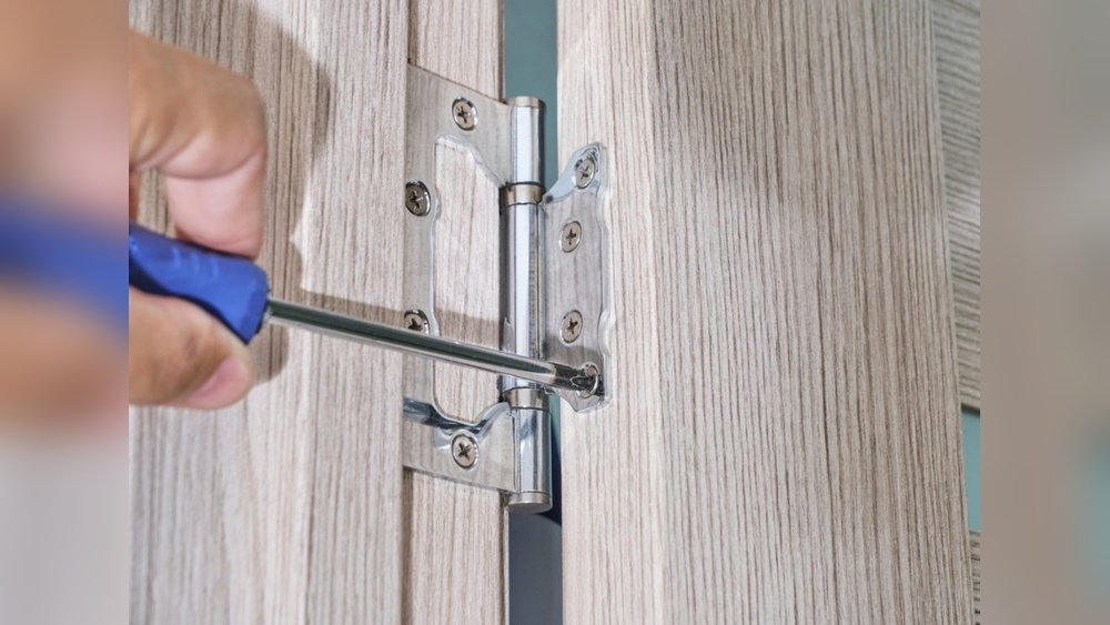 How to Tighten Door Hinges With Screwdriver