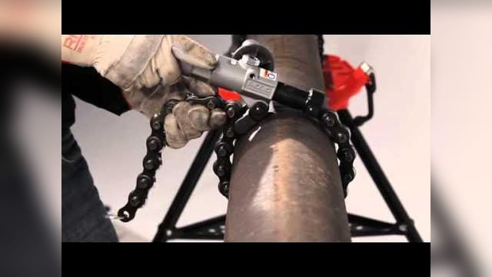 How to Use a Chain Pipe Cutter